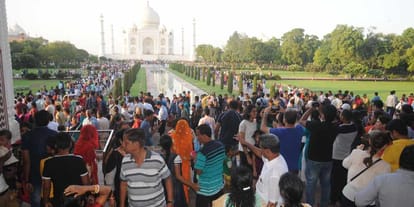 agra four lakh people get job due to taj mahal