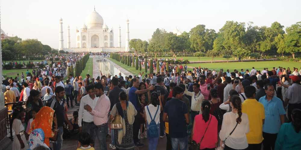 agra four lakh people get job due to taj mahal