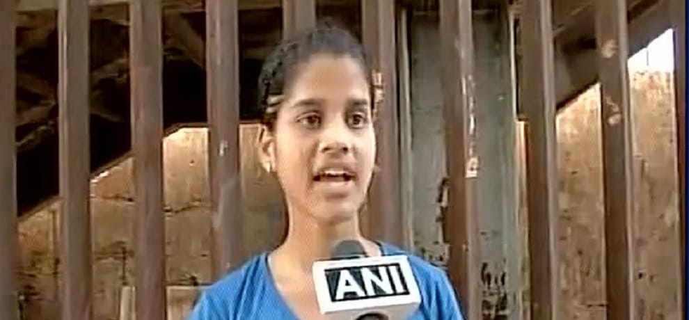 Mumbai Elphinstone stampede survivor Shilpa Vishvakarma says who save her died others fell on him