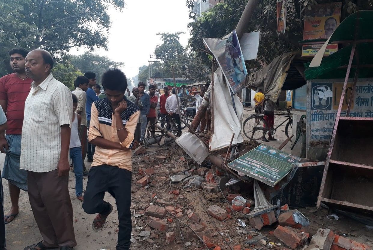 बेकाबू ट्रक की चपेट में आने से दो की मौत