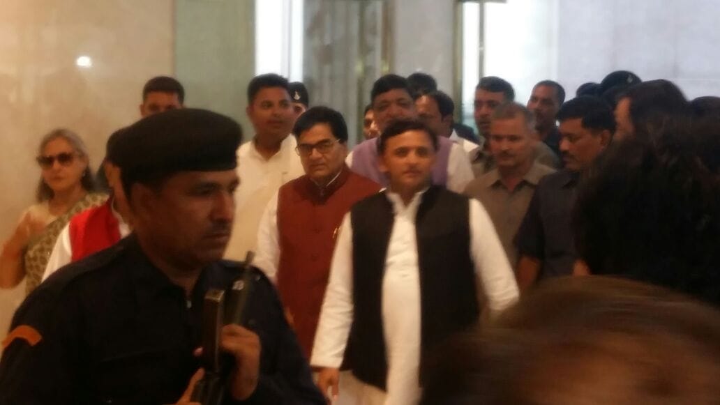 akhilesh yadav reached agra for party national meeting