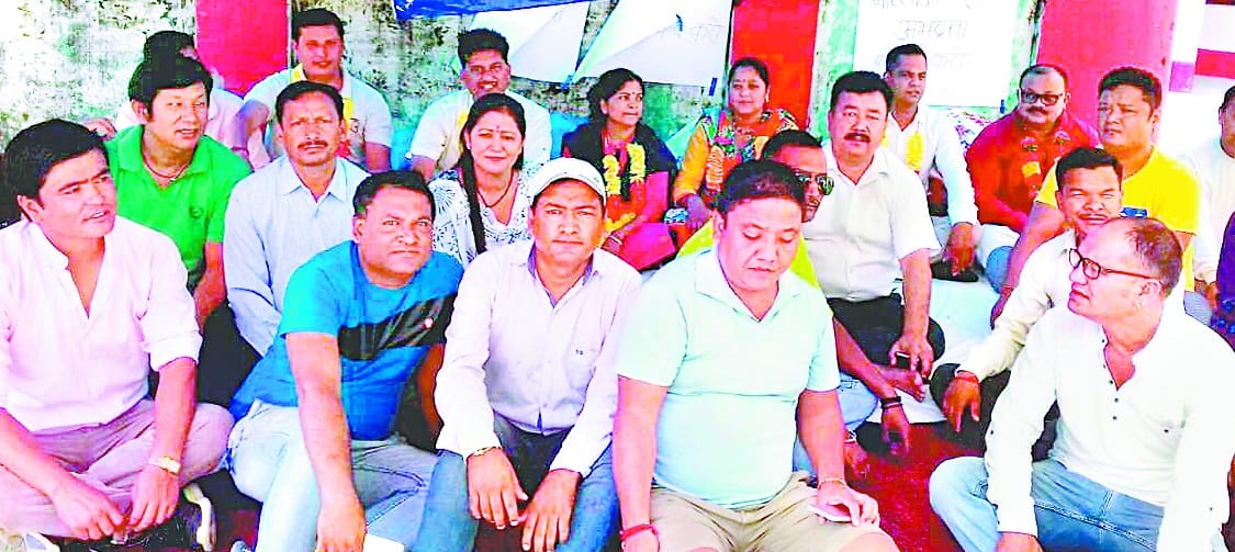 जलनिगम के कर्मचारियों ने किया धरना प्रदर्शन