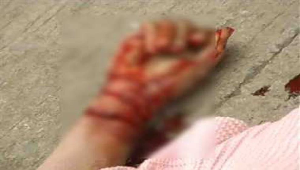 girl cut of veins of hand after mother scold her