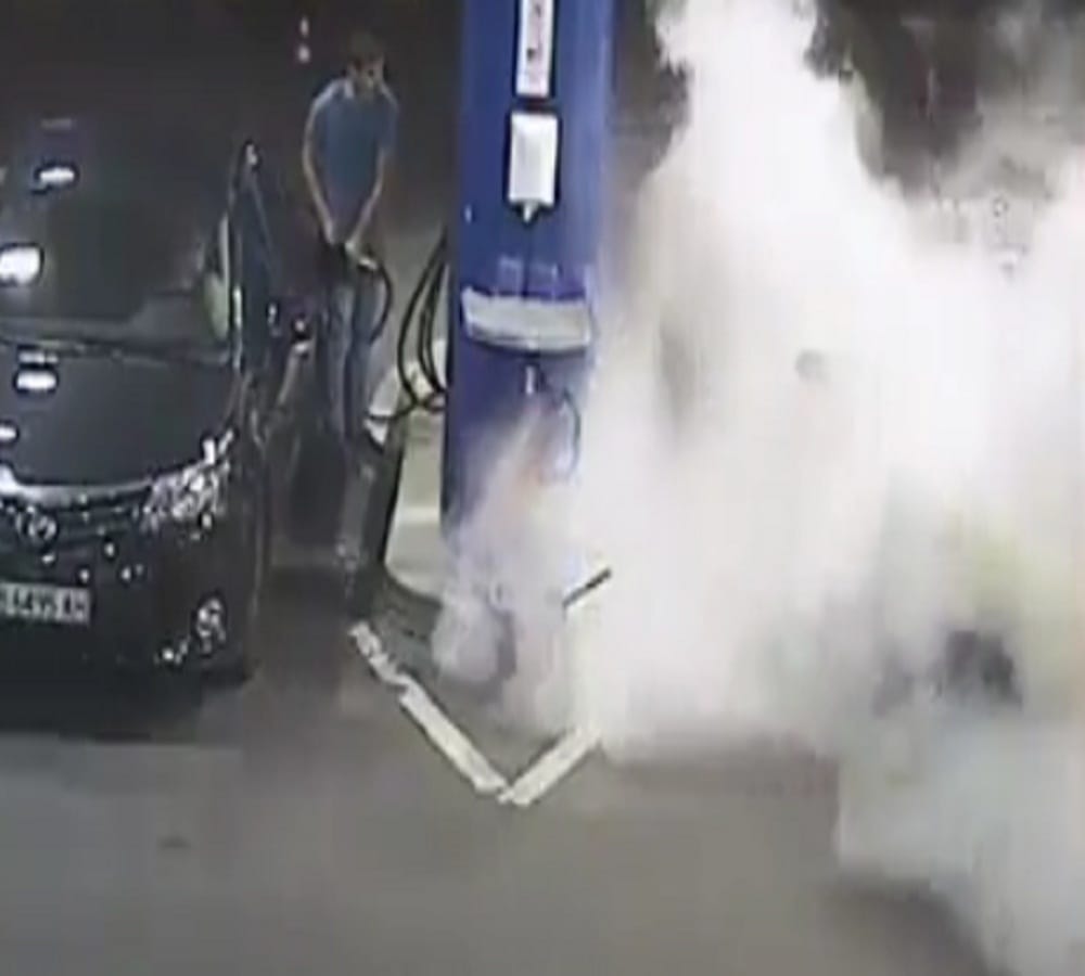 man refused to put off cigarette than gas station employee did this 