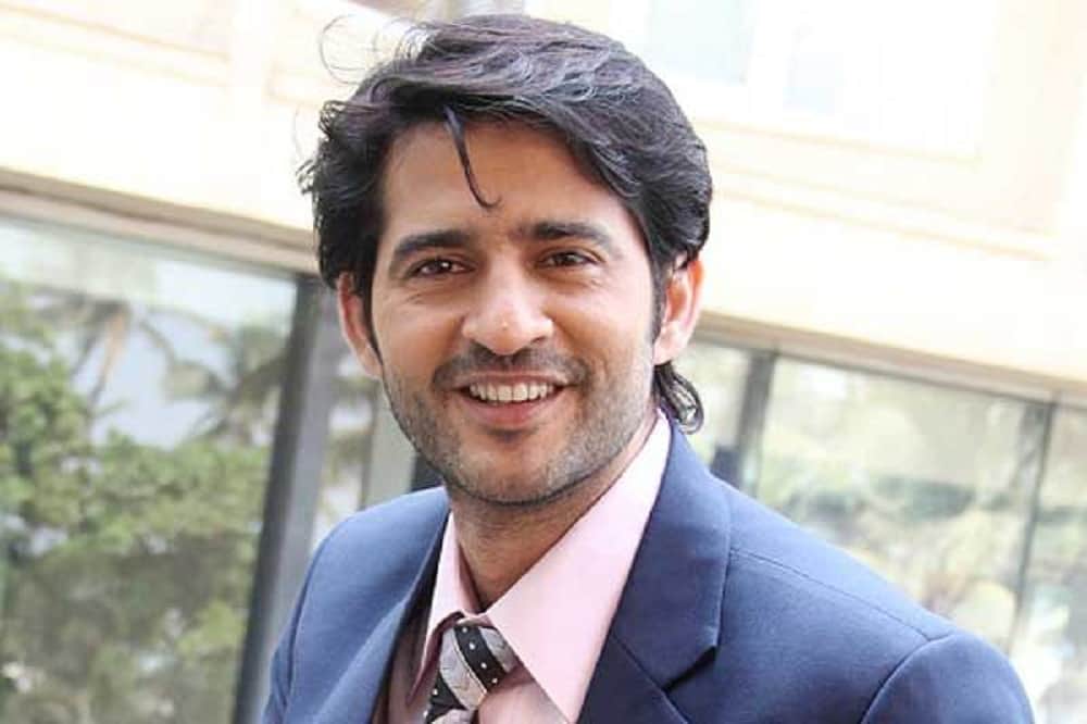 Bigg Boss ex contestant Hiten Tejwani romantic dance video with gauri 