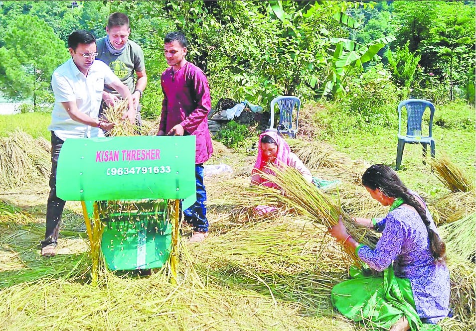 Foreign engineers shocked to to see machine made by 12th pass student