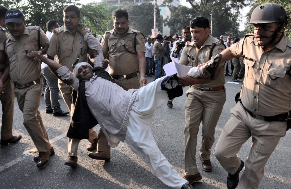 Gram pradhan fight with police during protest in dehradun
