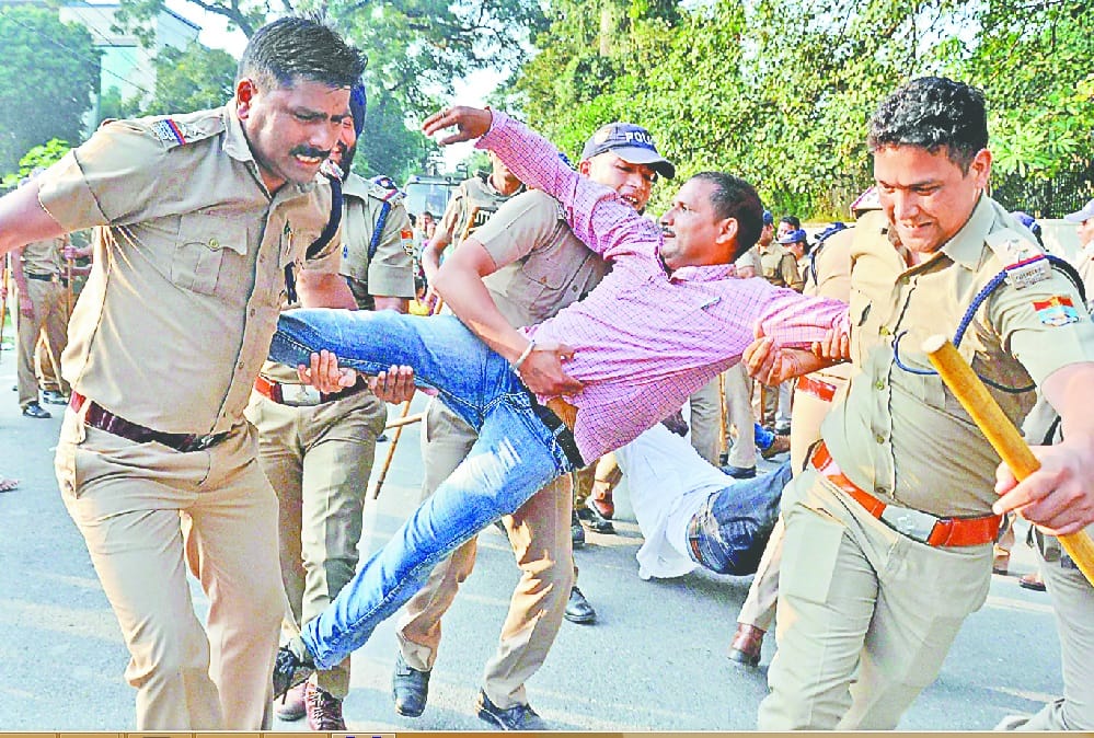 Gram pradhan fight with police during protest in dehradun