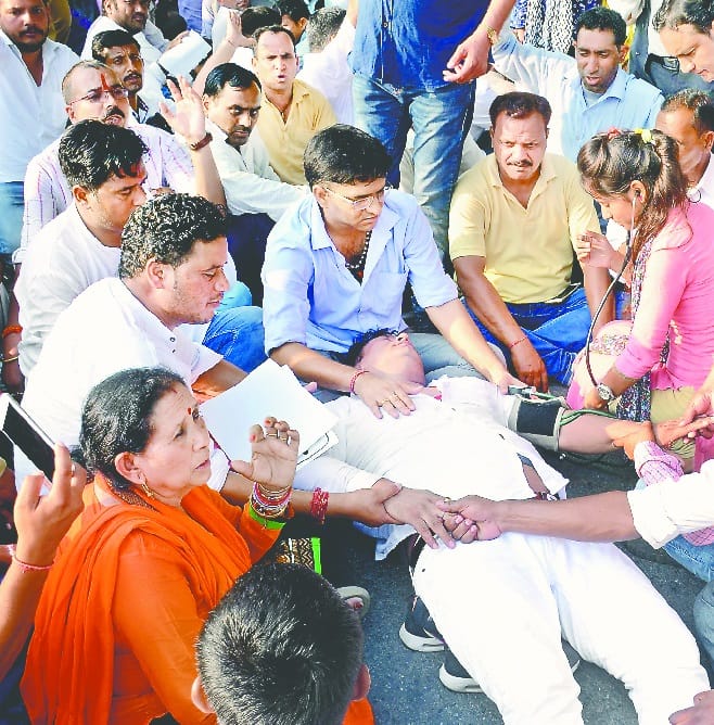 Gram pradhan fight with police during protest in dehradun