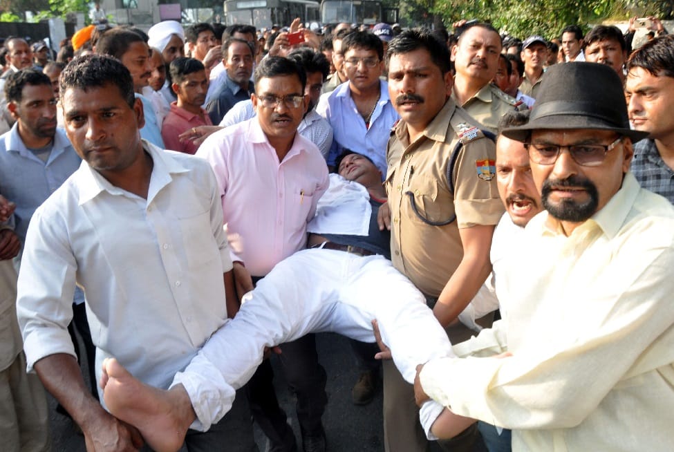 Gram pradhan fight with police during protest in dehradun