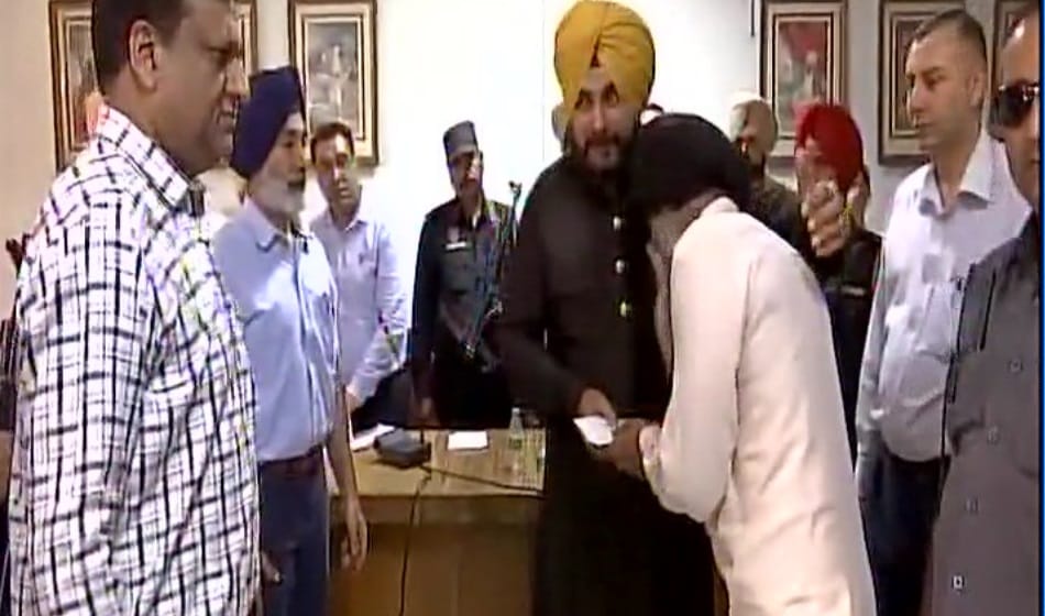 Navjot Singh Sidhu gives fifteen lakhs each to farmers whose crops were damaged 