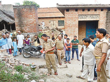 Police on the information of the bomb, got out of the box