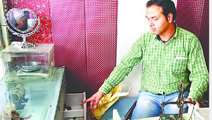 Break the goldsmith's shop lock the jewelery of millions