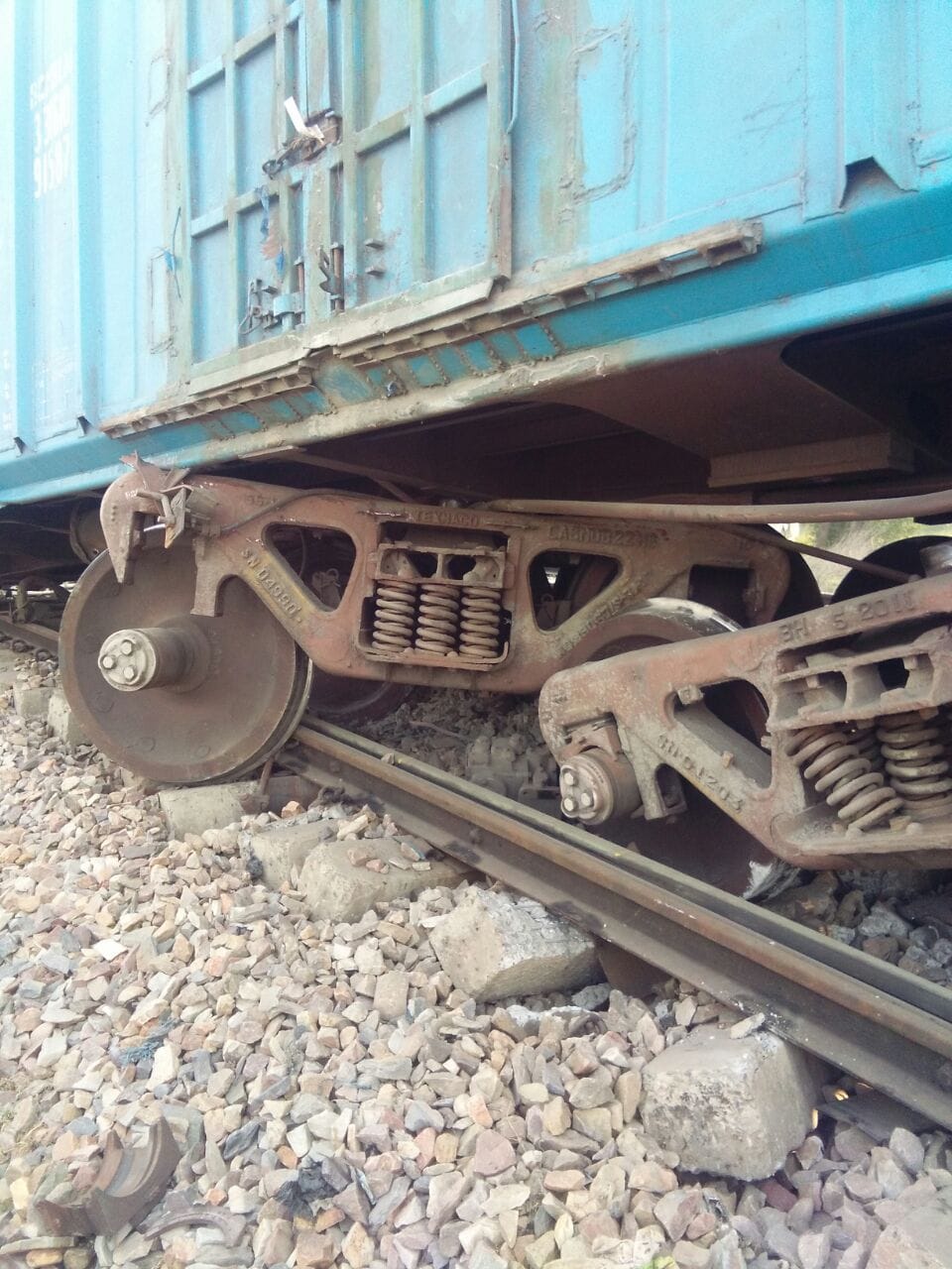 goods train derail in mathura