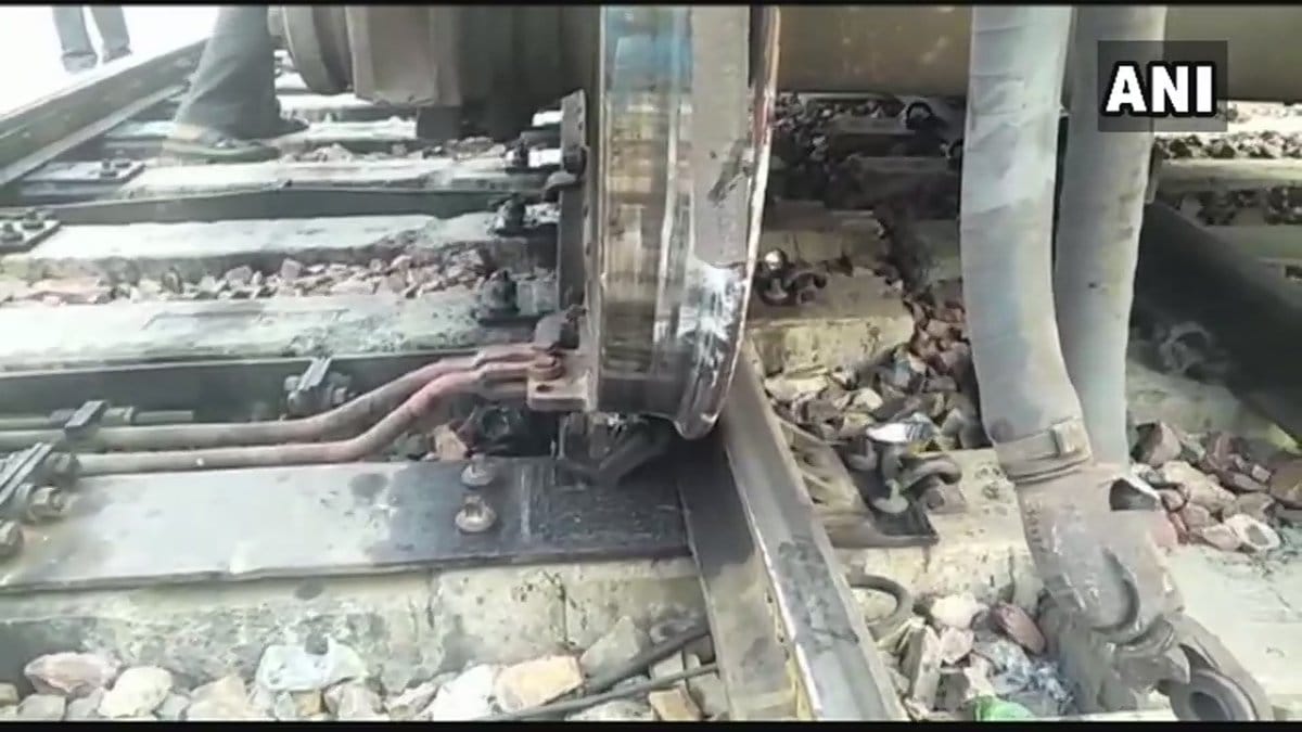 Track maintenance machine derailed, traffic interrupted