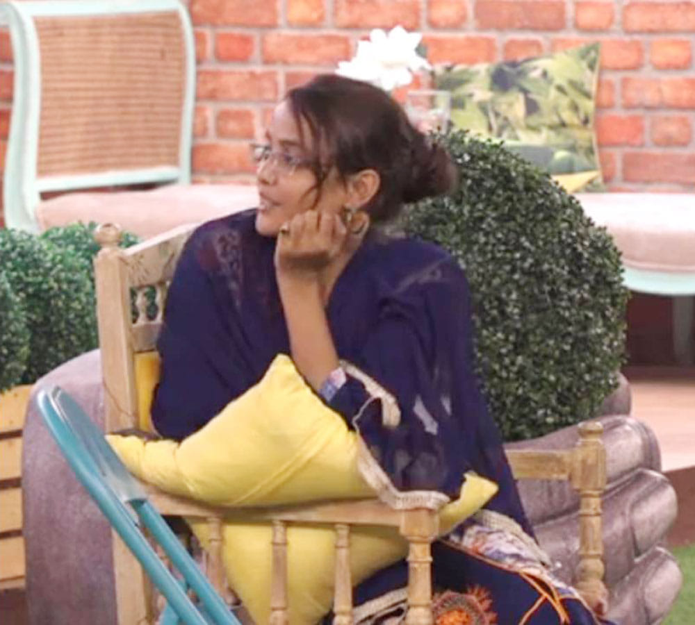 bigg boss 11 contestant jyoti kumari smoke with arshi khan
