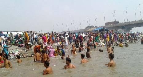 शरद पूर्णिमा पर गंगाघाट पर उमड़ा आस्था का सैलाब