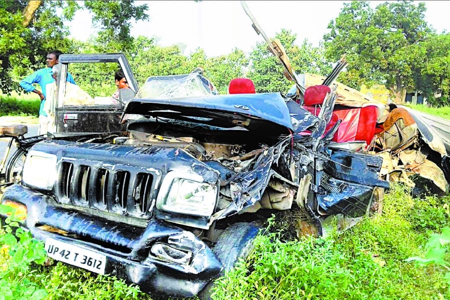 father and daughter died in an accident in gonda .
