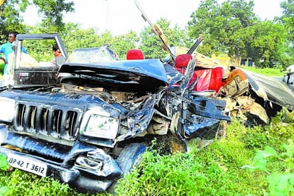 father and daughter died in an accident in gonda .
