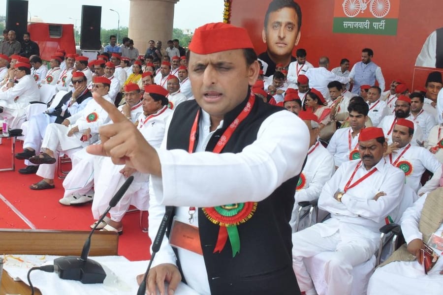  mulayam singh yadav came back from airport while   heading towards SP national meet.