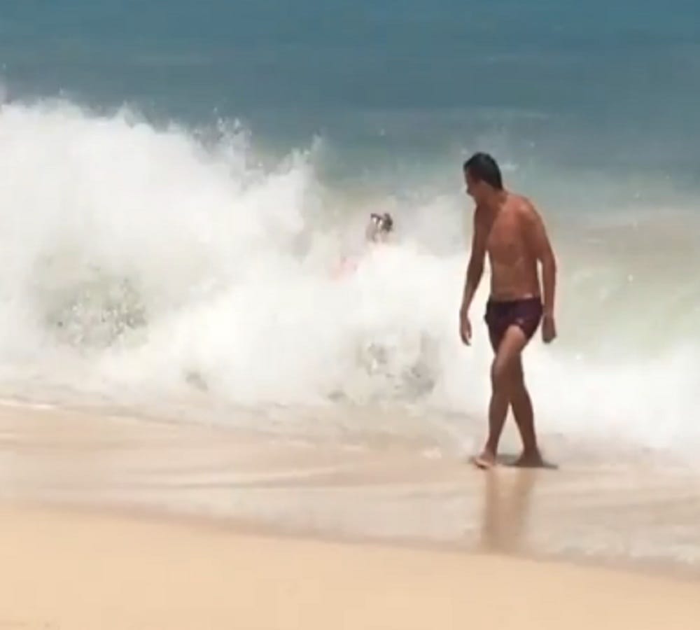 woman trying to click picture in ShahRukh Khan style but wave slapped her back