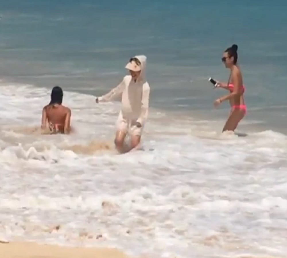 woman trying to click picture in ShahRukh Khan style but wave slapped her back