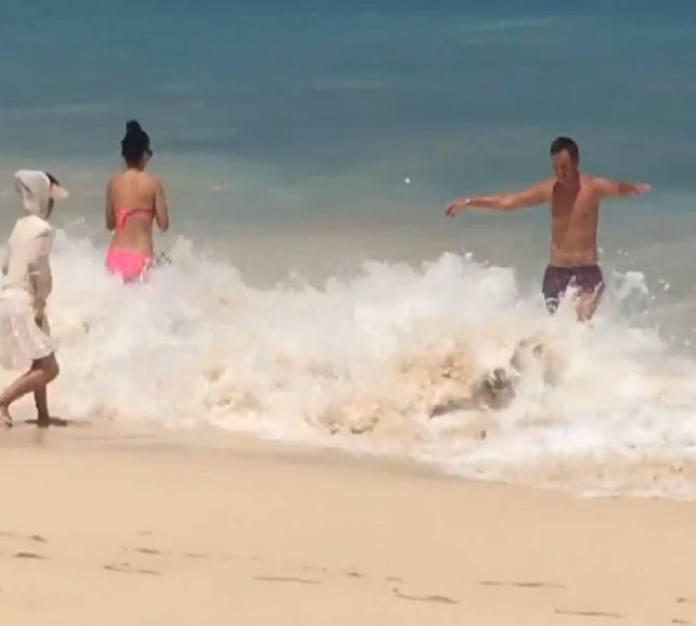 woman trying to click picture in ShahRukh Khan style but wave slapped her back