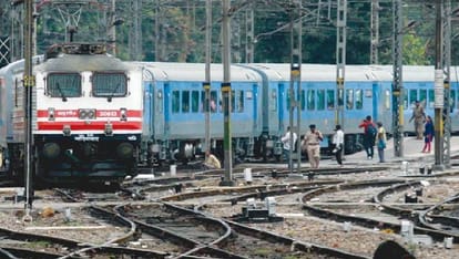 Eather train late then get refund on e-ticket