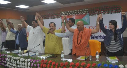नेहरुहाल में हिंद-बलोच कार्यक्रम में अतिथियों ने एक दूसरे का हाथ पकड़कर दिया एकता का संदेश।