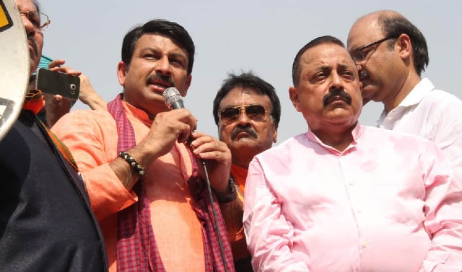 after kejriwal's car manoj tiwari's iphone got stolen
