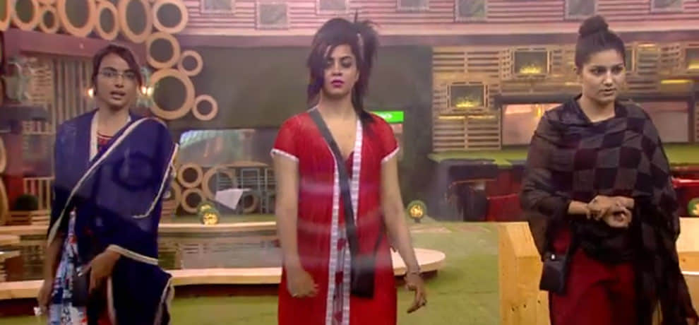 Bigg Boss 11: contetant sapna choudhary indulge in ugly spat with bihar girl jyoti