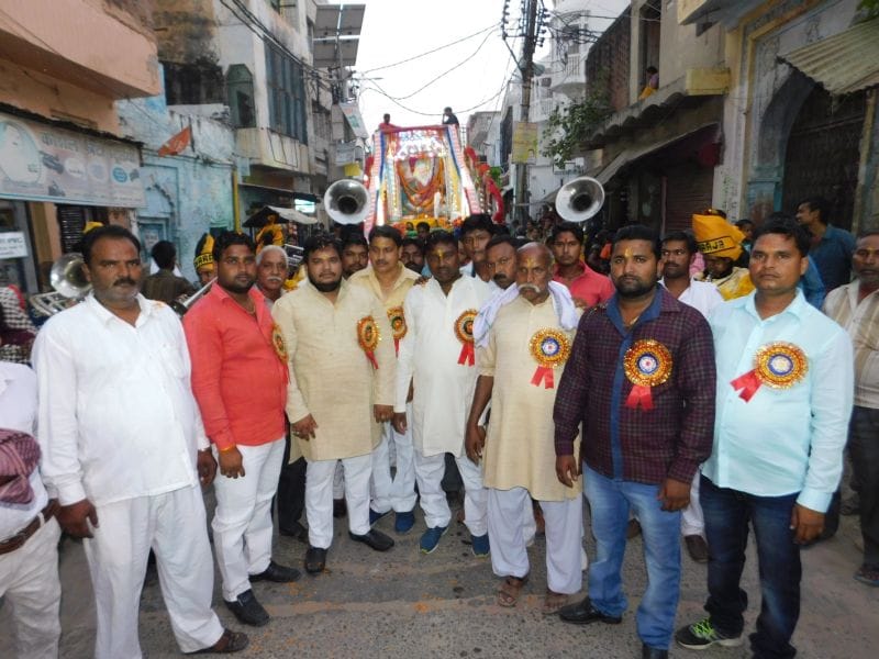 धूमधाम से निकाली गई महर्षि वाल्मीकि की शोभायात्रा