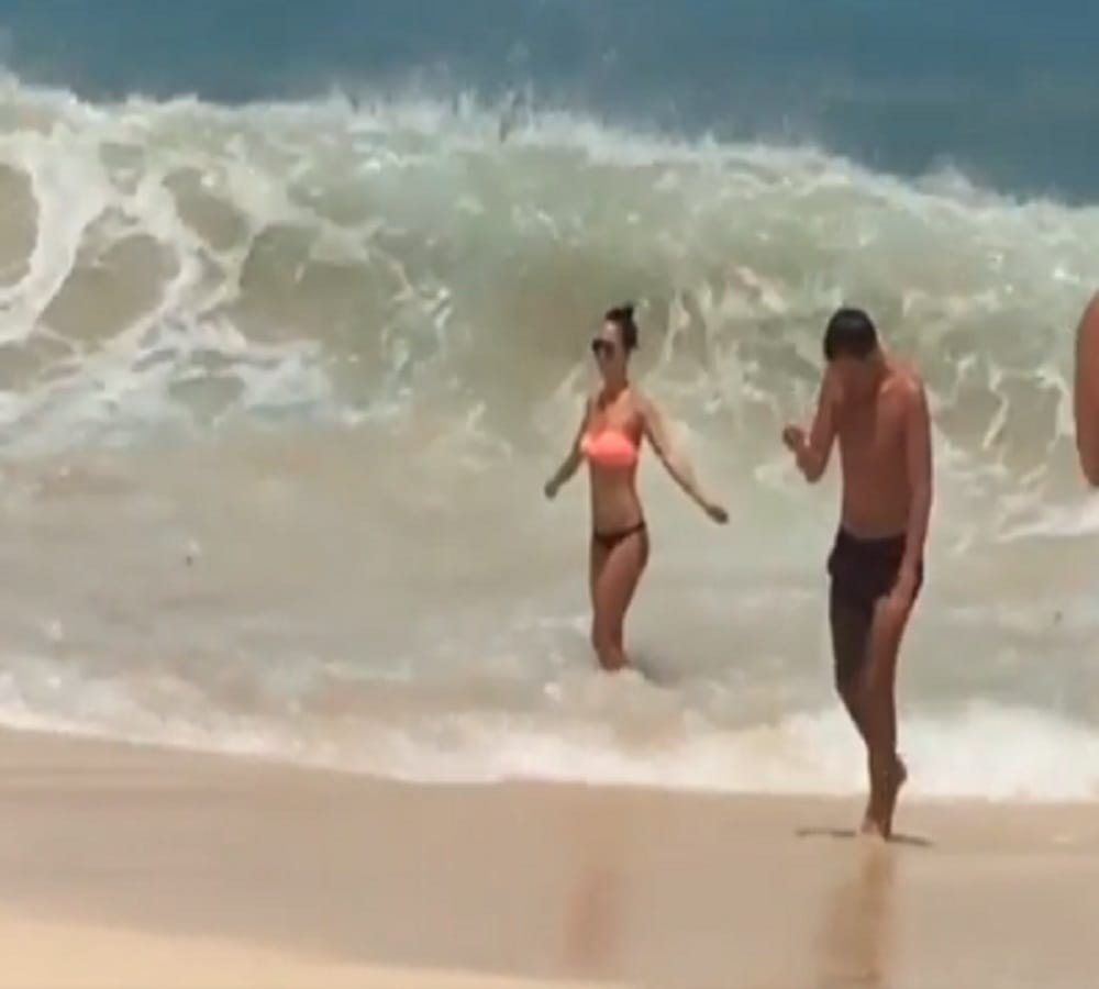 woman trying to click picture in ShahRukh Khan style but wave slapped her back
