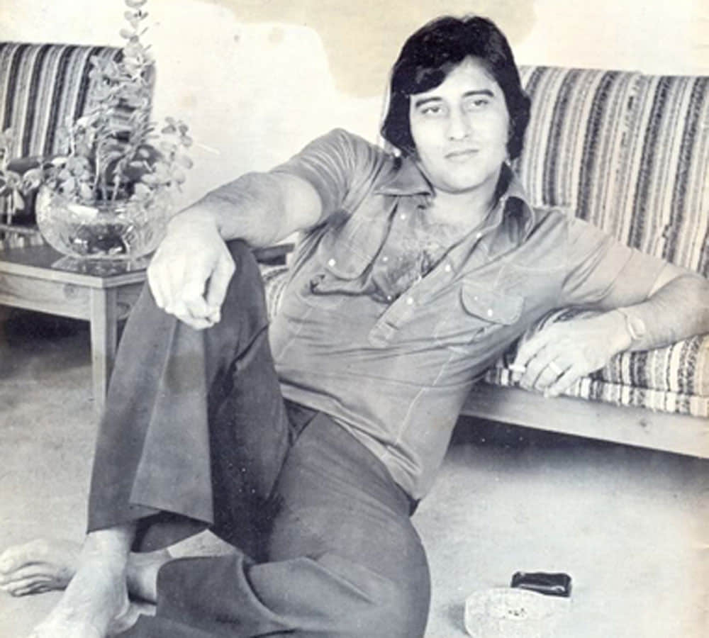 vinod khanna and madhuri dixit intimate scene in film dayavan