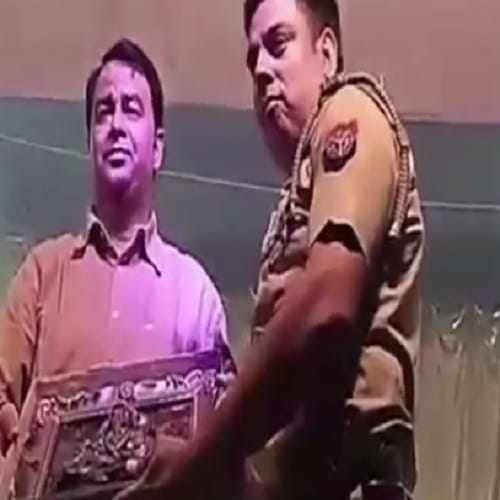 Video Viral : leader of the police station touched the feet of Netaji, photos 