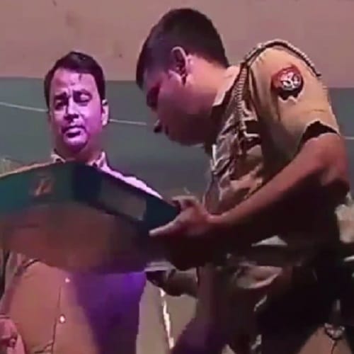 Video Viral : leader of the police station touched the feet of Netaji, photos 