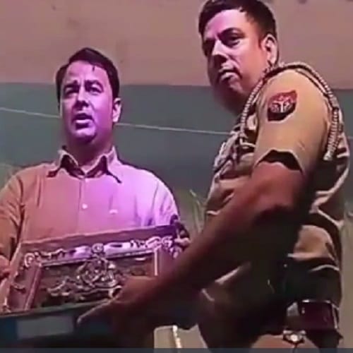 Video Viral : leader of the police station touched the feet of Netaji, photos 