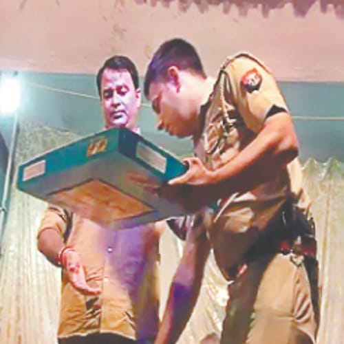 Video Viral : leader of the police station touched the feet of Netaji, photos 