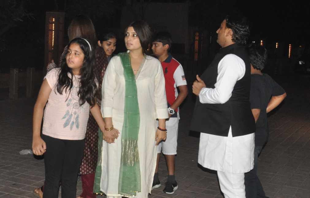 akhilesh yadav visited tajmahal with family 