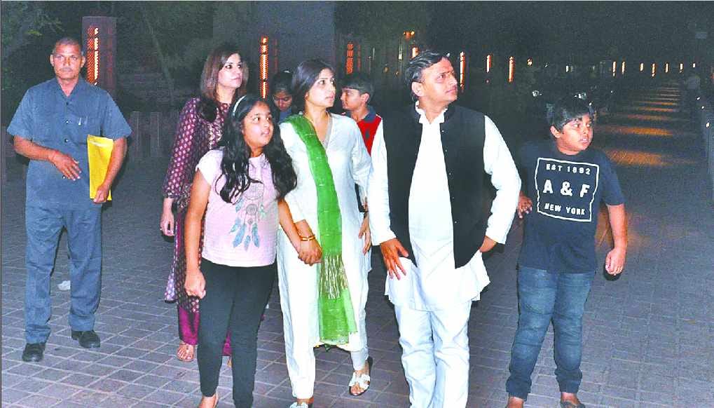 akhilesh yadav visited tajmahal with family 