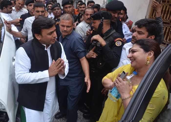 akhilesh yadav meet with personalities of agra 