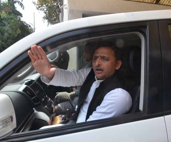 akhilesh yadav meet with personalities of agra 