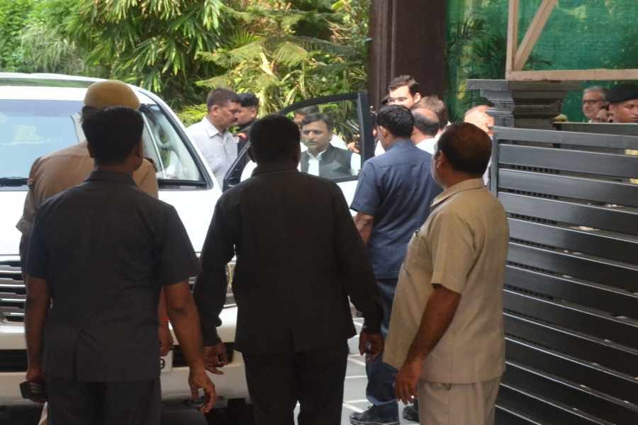 akhilesh yadav meet with personalities of agra 