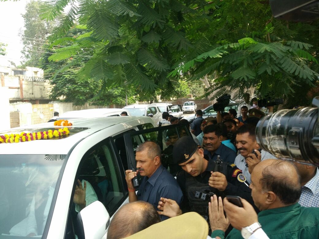 akhilesh yadav meet with personalities of agra 
