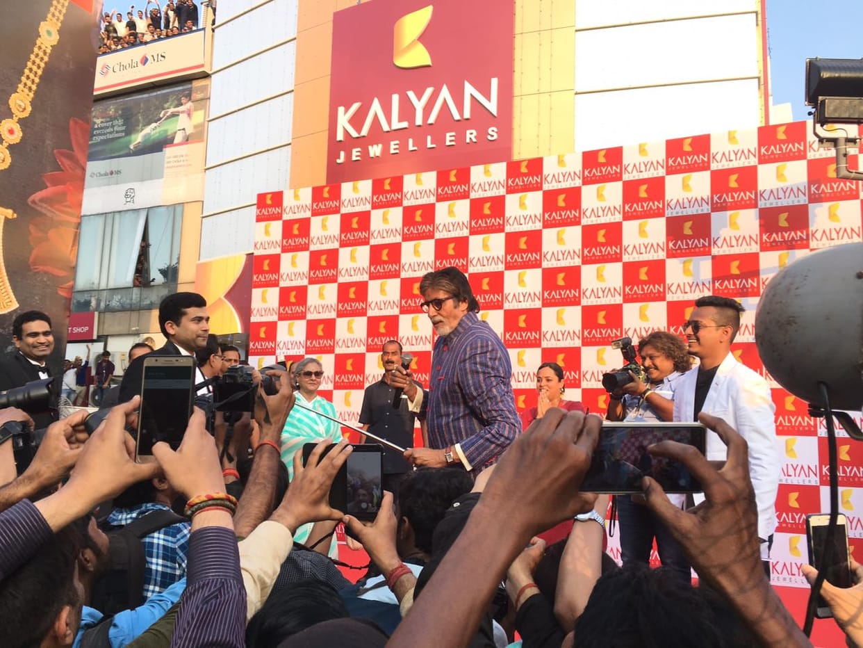 amitabh bachchan and jaya bachchan inaugurated kalyan jewelers showroom in lucknow