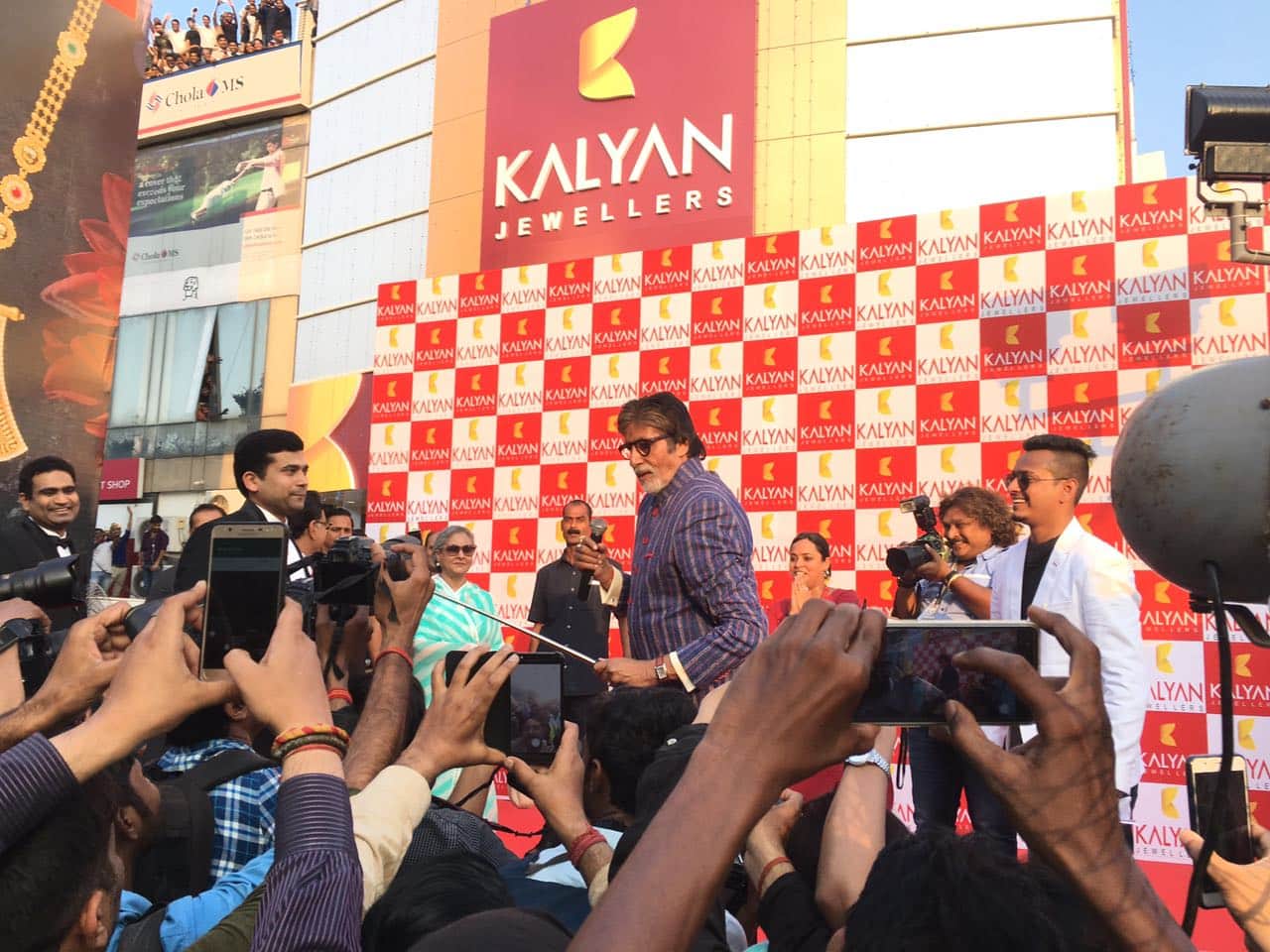 Bollywood actor Amitabh Bachchan gets the notice from BMC for illegal construction 