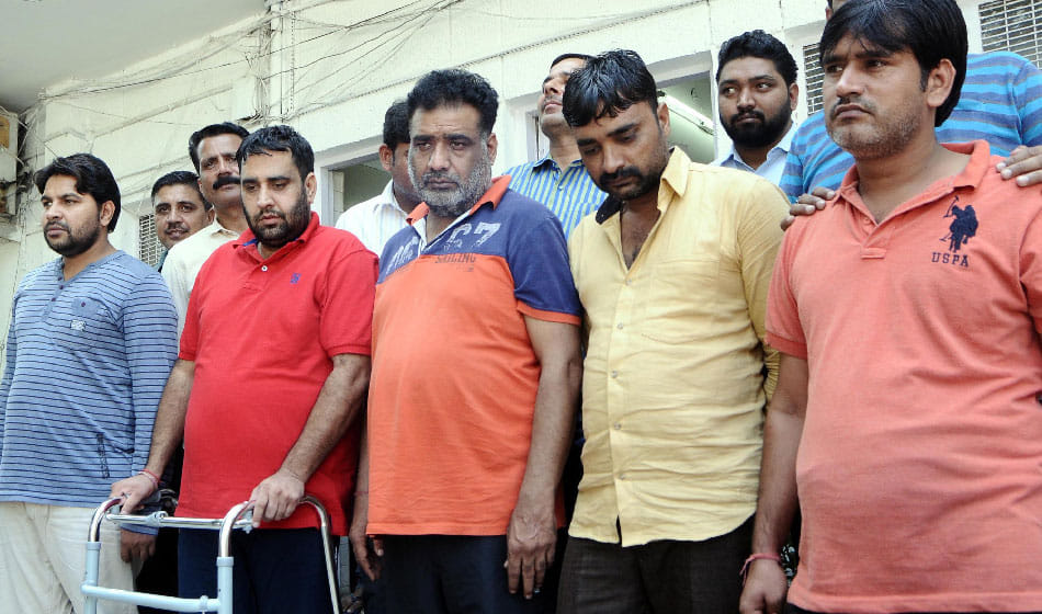gang of car thieves busted who sell vehicles by a making a company in delhi