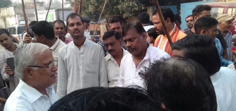 सफाई करने पहुंचे विधायक, चेयरमैन को घेरा
