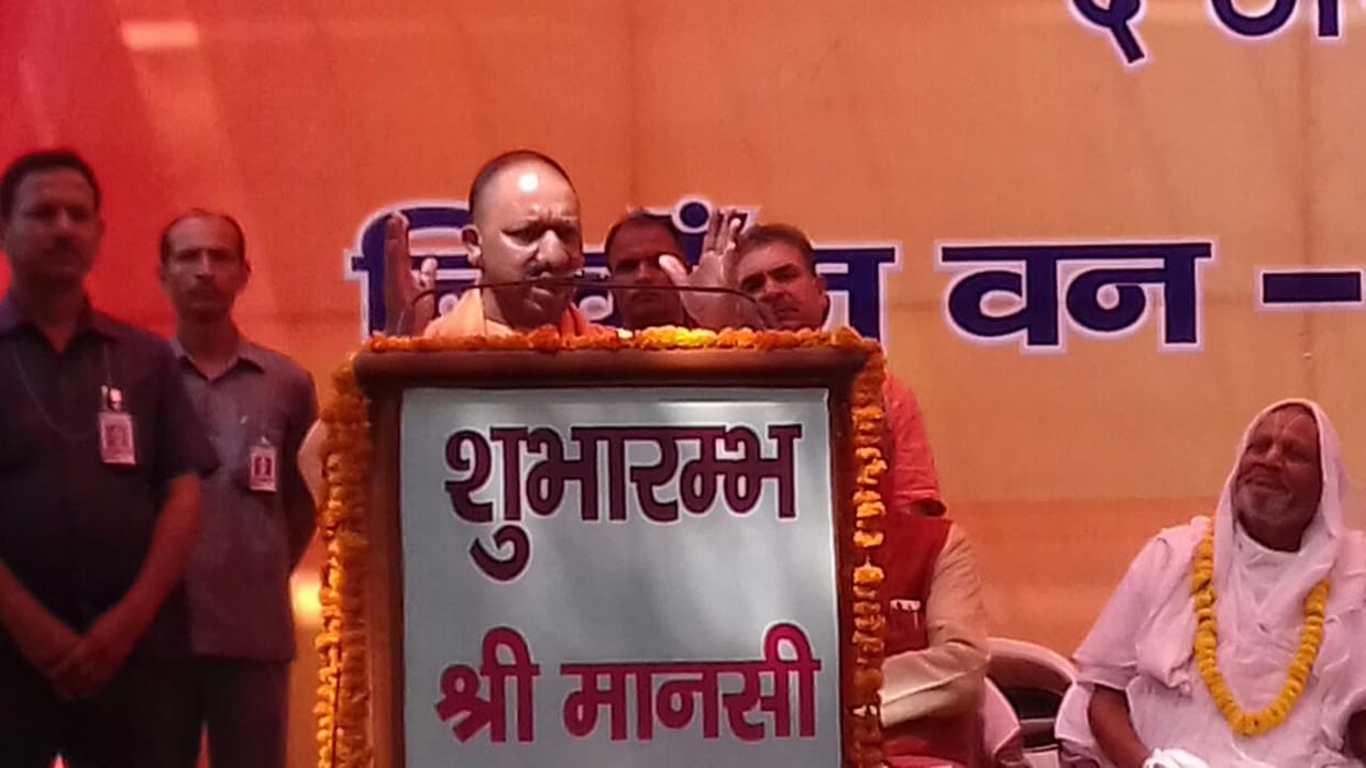 peoples in vrindavan protesting in front of cm yogi
