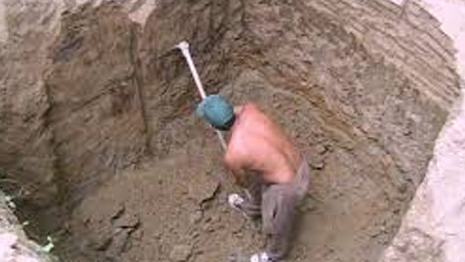 Digging a pit in rainy drain: crisis in the border villages of Chandrapur, Maharashtra, people are suffering for water for the last 75 years